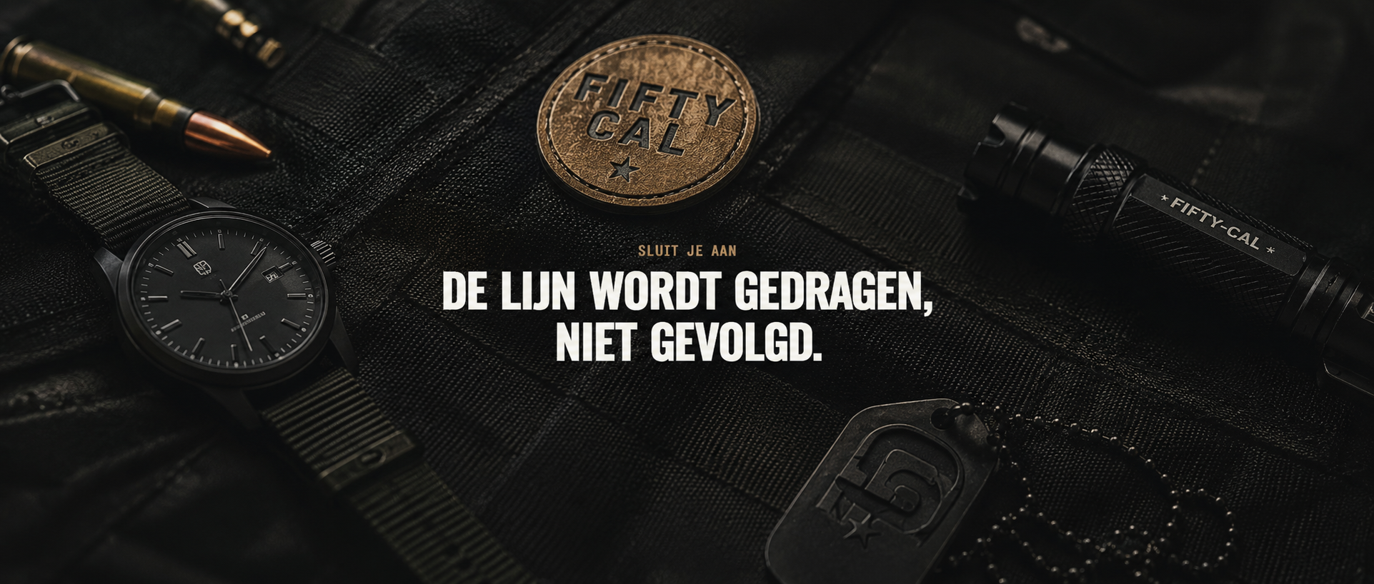 Fifty-Cal. Sluit je aan: de lijn wordt gedragen, niet gevolgd. Tactical flatlay met patch, horloge, kogel, zaklamp en dog tags.